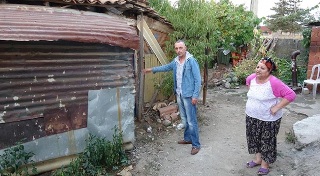 Tek odalı evde yaşayan yaşlı çift yardım bekliyor